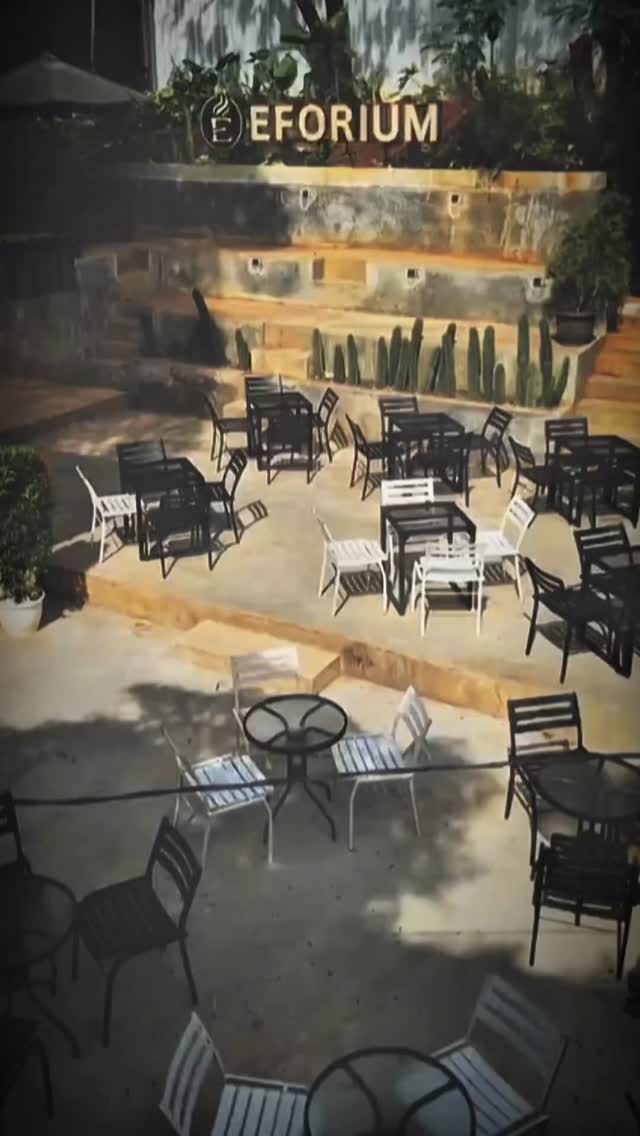 Area outdoor bertingkat EFORIUM dengan banyak meja dan papan nama di dinding