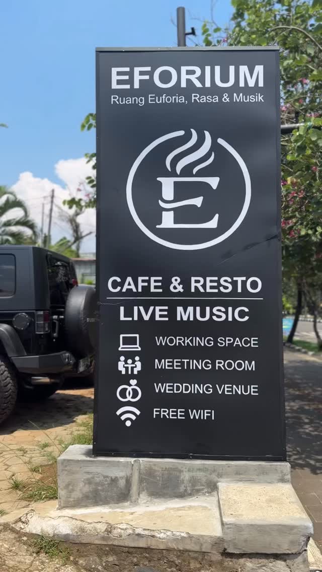 Papan nama EFORIUM di depan lokasi